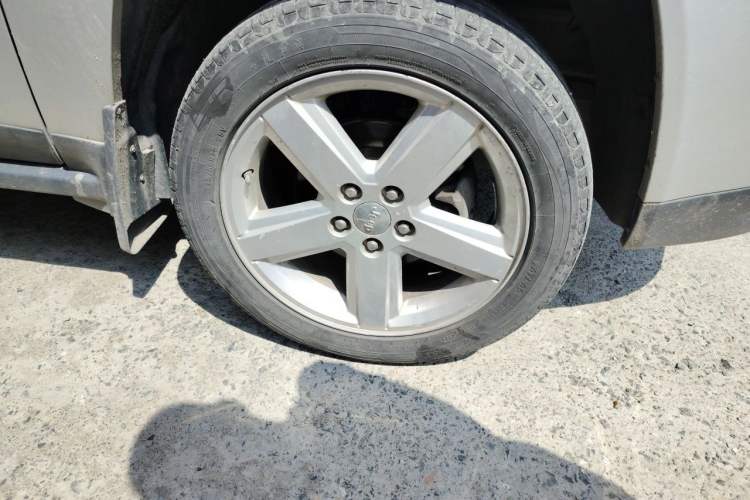Used Jeep Compass 2012 2.0L two-wheel drive luxury version Right Front Wheel Hub
