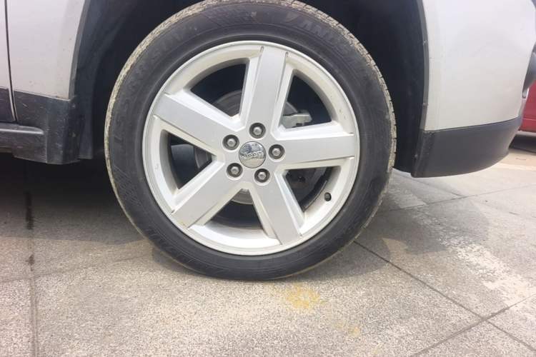 Used Jeep Compass 2012 2.0L two-wheel drive luxury version Right Front Wheel Hub