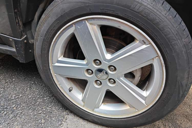 Used Jeep Compass 2012 2.0L two-wheel drive luxury version Right Front Wheel Hub
