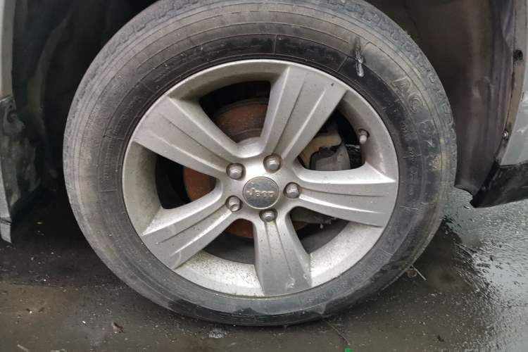 Used Jeep Compass 2012 2.4L four-wheel-drive sport version Right Front Wheel Hub
