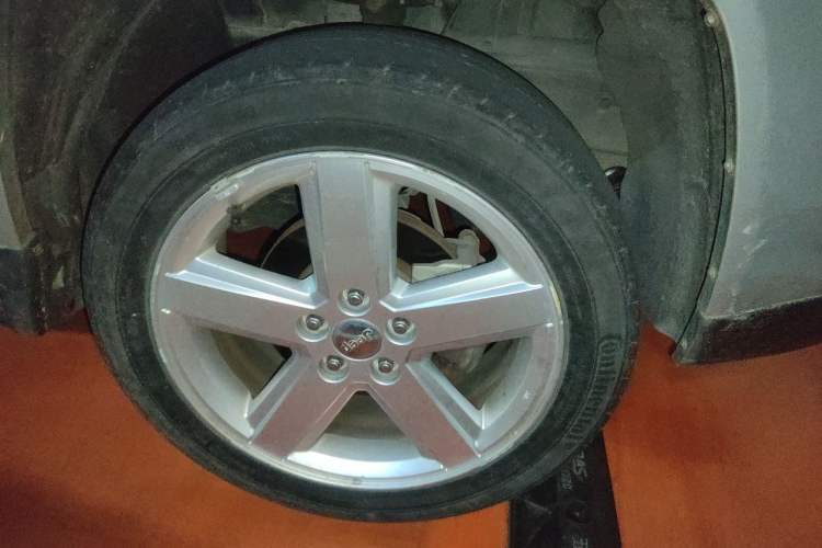 Used Jeep Compass 2012 2.0L two-wheel drive luxury version Right Front Wheel Hub