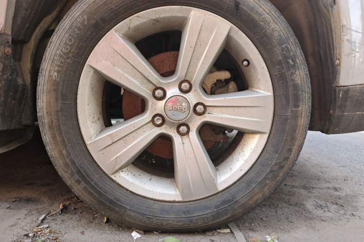 Used Jeep Compass 2012 2.4L four-wheel-drive sport version Right Front Wheel Hub