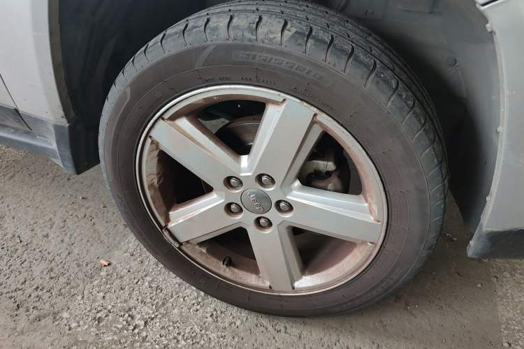 Used Jeep Compass 2012 2.0L two-wheel drive luxury version Right Front Wheel Hub