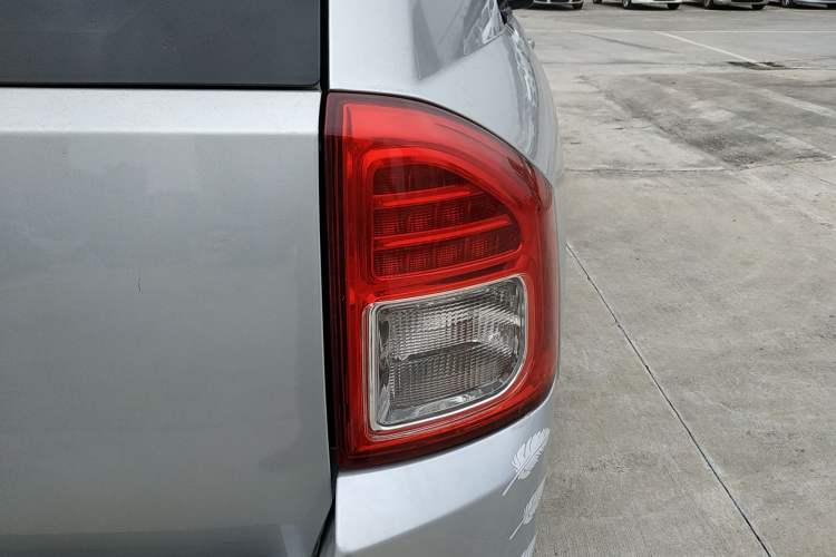 Used Jeep Compass 2012 2.4L four-wheel-drive sport version Right Rear Taillight