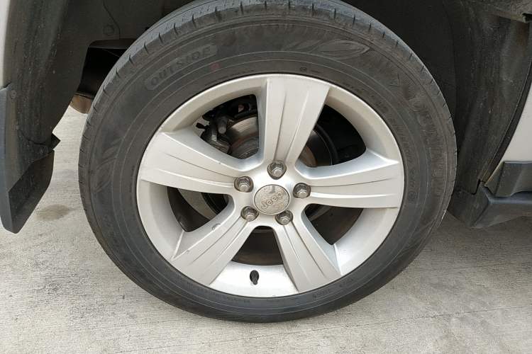 Used Jeep Compass 2012 2.4L four-wheel-drive sport version Right Rear Wheel Hub