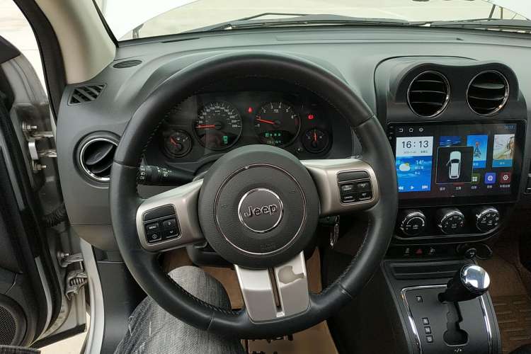 Used Jeep Compass 2012 2.4L four-wheel-drive sport version Steering Wheel