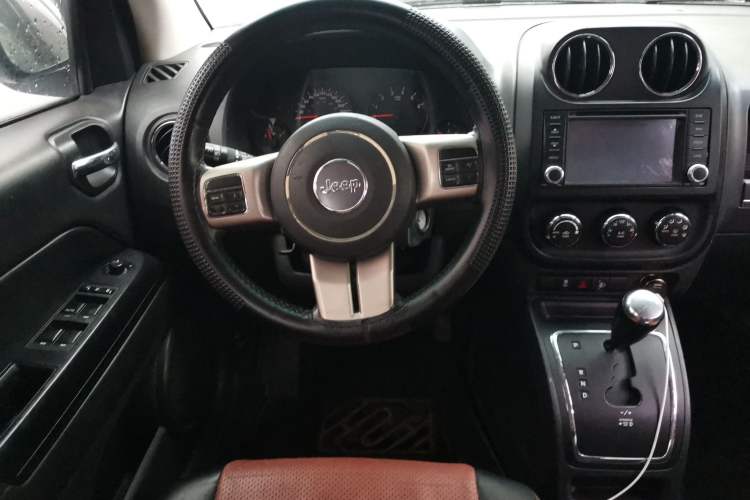 Used Jeep Compass 2012 2.4L four-wheel-drive sport version Steering Wheel