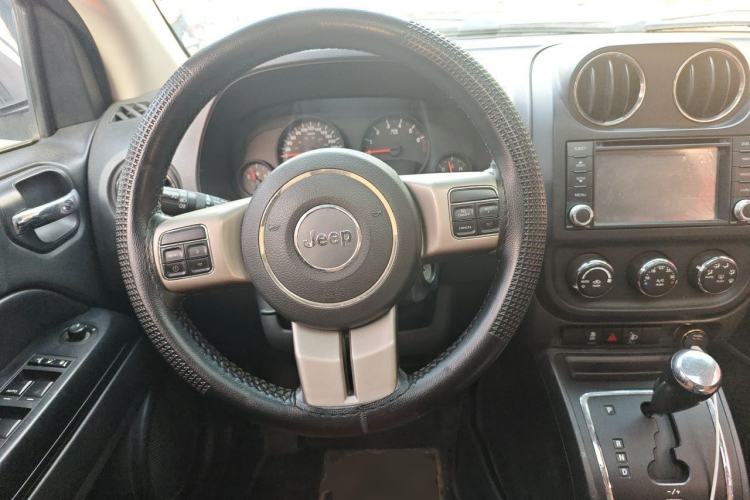 Used Jeep Compass 2012 2.4L four-wheel-drive sport version Steering Wheel