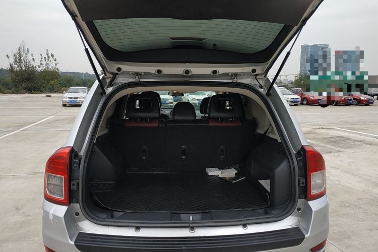 Used Jeep Compass 2012 2.4L four-wheel-drive sport version Trunk