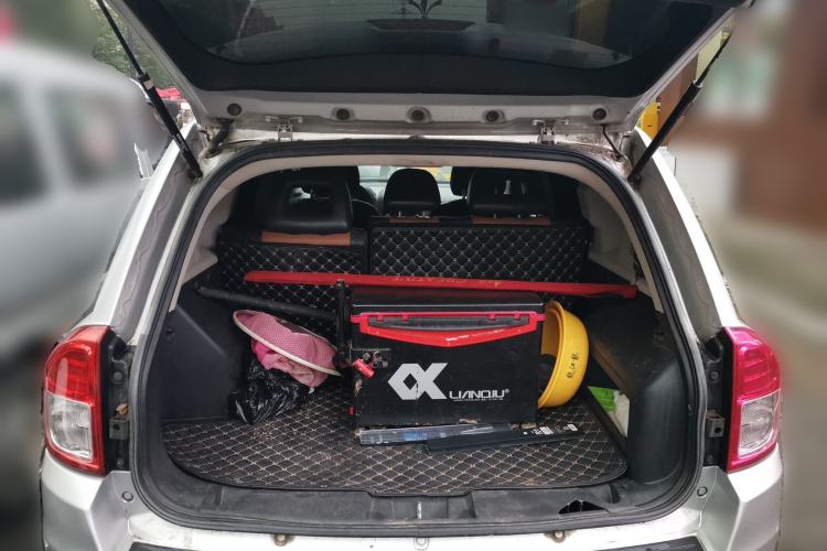 Used Jeep Compass 2012 2.4L four-wheel-drive sport version Trunk