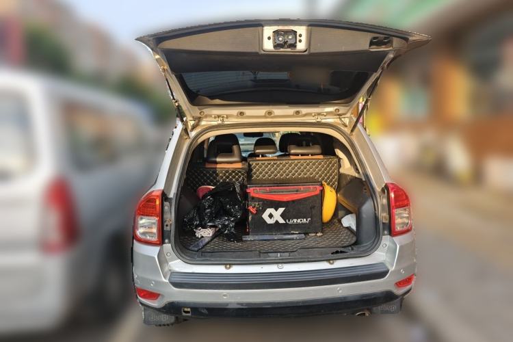 Used Jeep Compass 2012 2.4L four-wheel-drive sport version Trunk