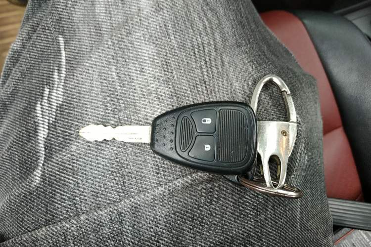 Used Jeep Compass 2012 2.4L four-wheel-drive sport version Vehicle Key