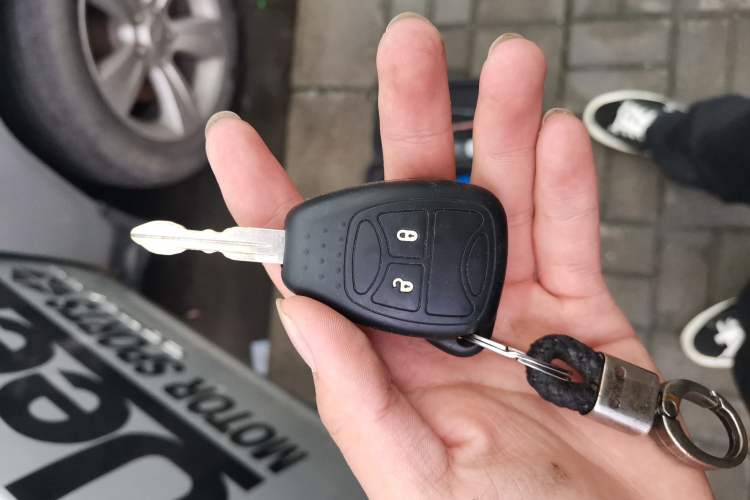 Used Jeep Compass 2012 2.4L four-wheel-drive sport version Vehicle Key