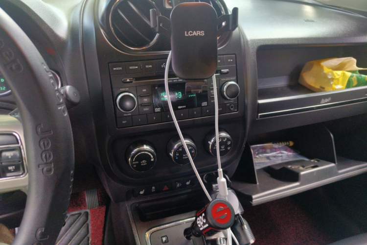 Used Jeep Compass 2012 2.4L four-wheel drive luxury navigation version Audio And AC Panel