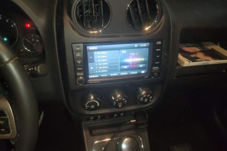 Used Jeep Compass 2012 2.4L four-wheel drive luxury version Audio And AC Panel