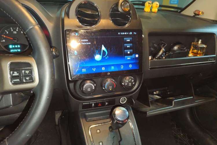 Used Jeep Compass 2012 2.0L two-wheel drive sport version Audio And AC Panel