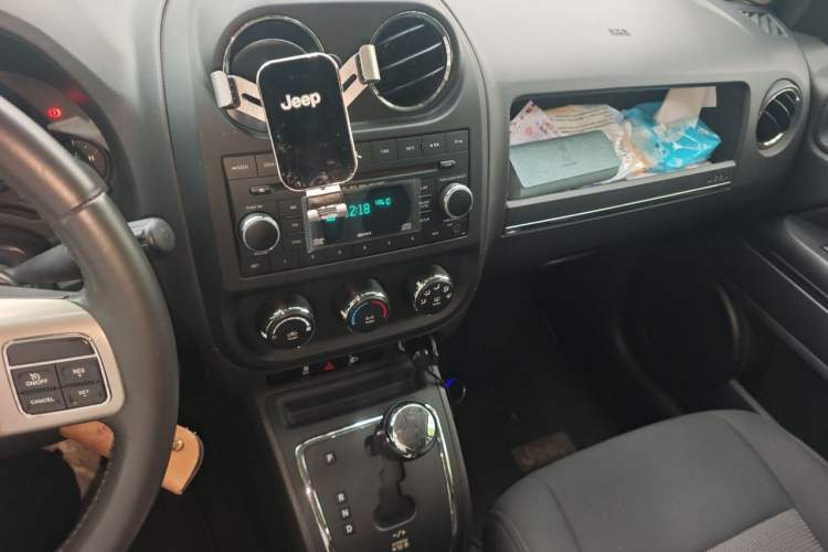 Used Jeep Compass 2012 2.0L two-wheel drive sport version Audio And AC Panel