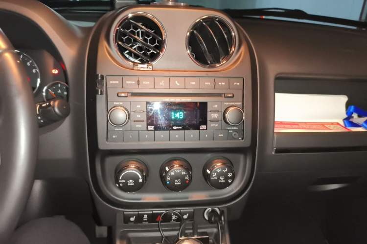Used Jeep Compass 2012 2.4L Four-Wheel Drive Urban Edition Audio And AC Panel