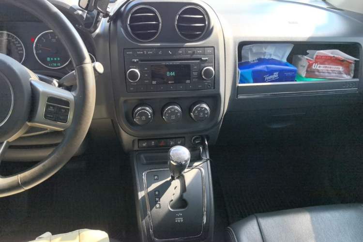 Used Jeep Compass 2012 2.0L two-wheel drive luxury version Audio And AC Panel