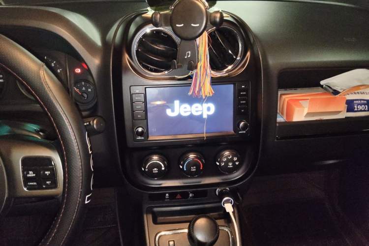 Used Jeep Compass 2012 2.0L two-wheel drive sport version Audio And AC Panel