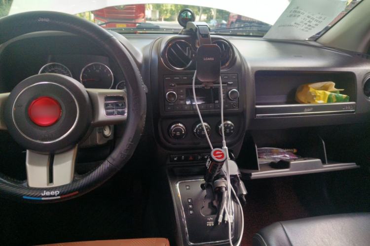 Used Jeep Compass 2012 2.4L four-wheel drive luxury navigation version Center Console