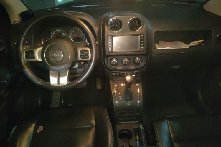 Used Jeep Compass 2012 2.4L four-wheel drive luxury version Center Console