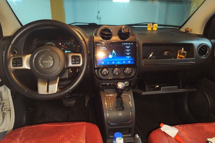 Used Jeep Compass 2012 2.0L two-wheel drive sport version Center Console