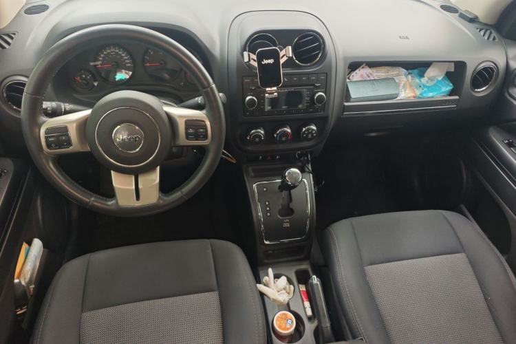 Used Jeep Compass 2012 2.0L two-wheel drive sport version Center Console