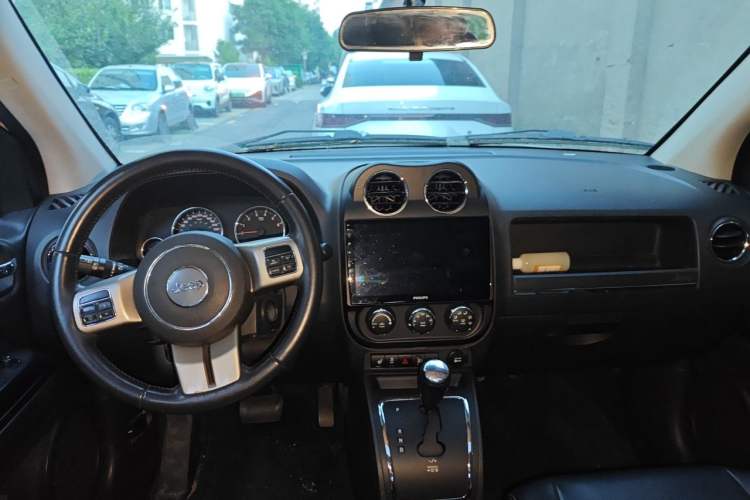 Used Jeep Compass 2012 2.4L four-wheel drive luxury version Center Console