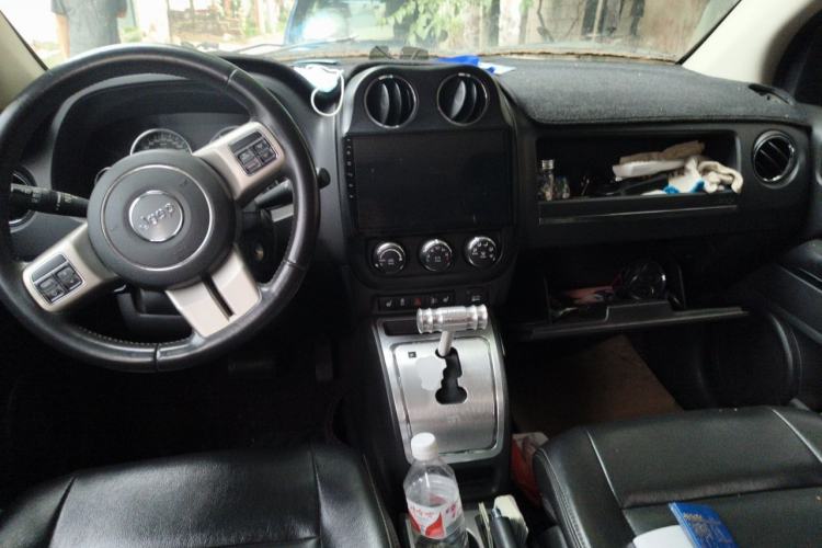 Used Jeep Compass 2012 2.0L two-wheel drive luxury version Center Console
