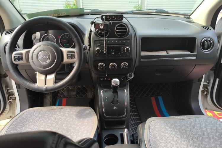 Used Jeep Compass 2012 2.4L Four-Wheel Drive Urban Edition Center Console