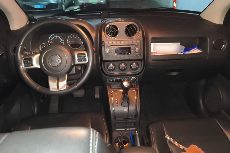 Used Jeep Compass 2012 2.4L Four-Wheel Drive Urban Edition Center Console