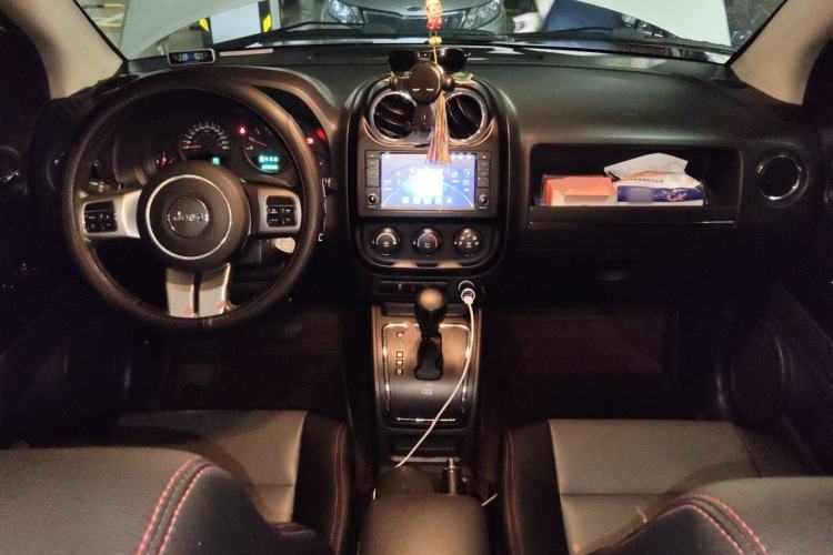 Used Jeep Compass 2012 2.0L two-wheel drive sport version Center Console