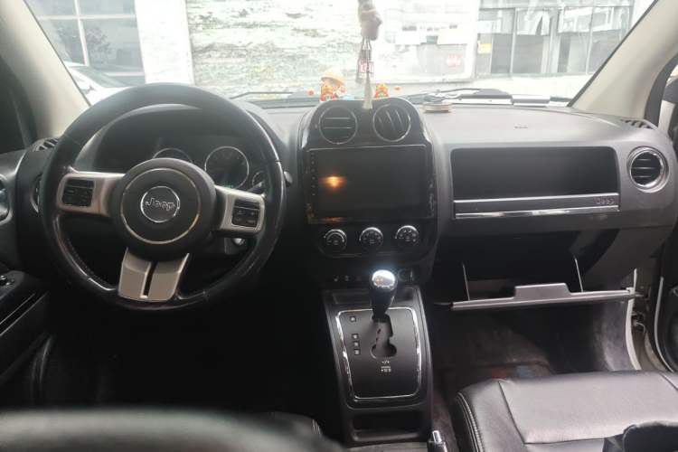 Used Jeep Compass 2012 2.0L two-wheel drive sport version Center Console