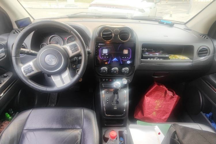 Used Jeep Compass 2012 2.4L Four-Wheel Drive Urban Edition Center Console