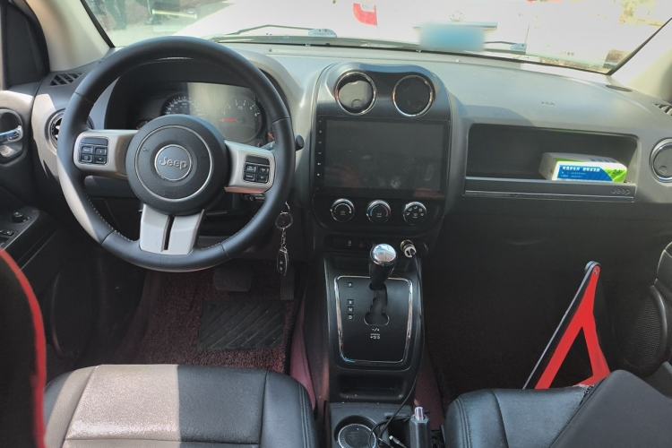 Used Jeep Compass 2012 2.0L two-wheel drive sport version Center Console