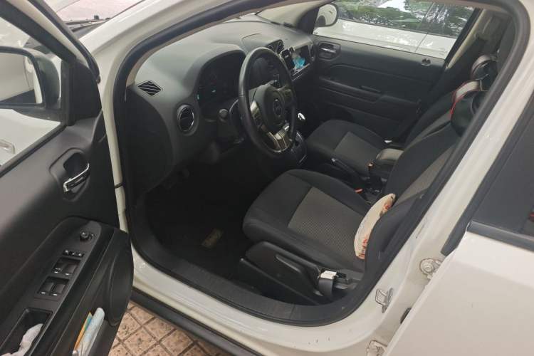 Used Jeep Compass 2012 2.0L two-wheel drive sport version Driver Seat