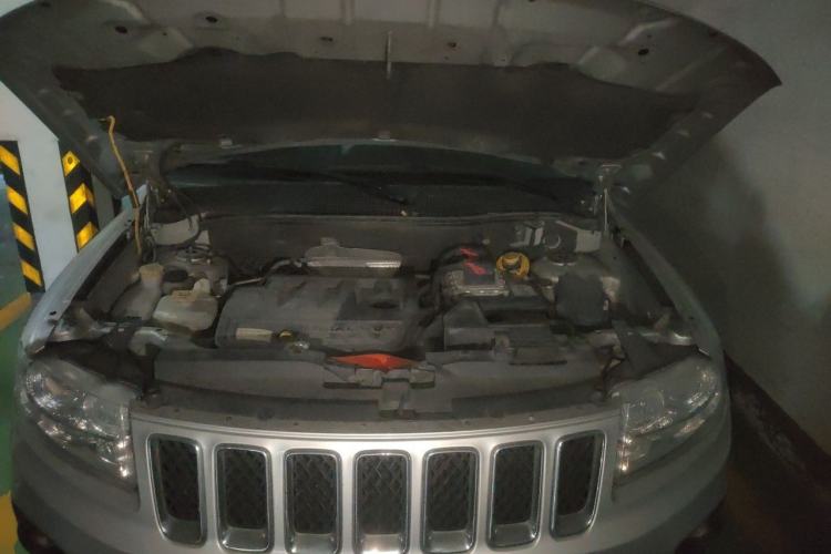 Used Jeep Compass 2012 2.4L four-wheel drive luxury version Engine Bay
