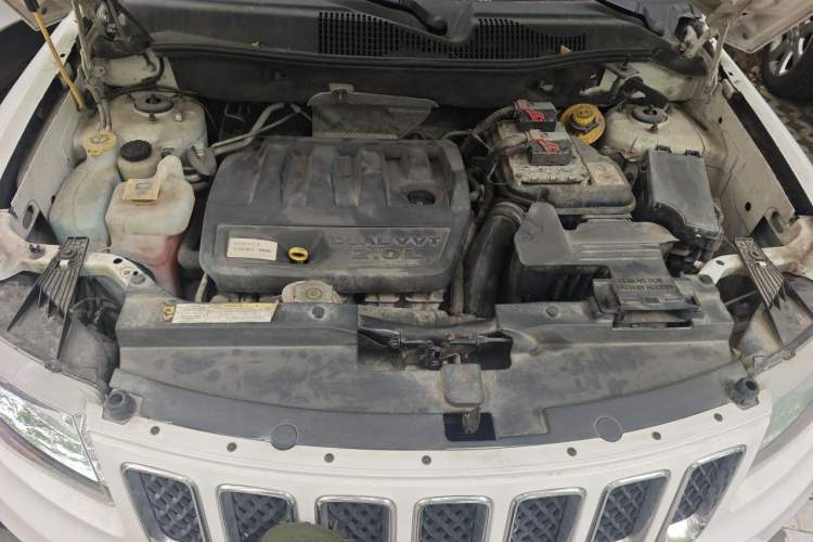 Used Jeep Compass 2012 2.0L two-wheel drive sport version Engine Bay