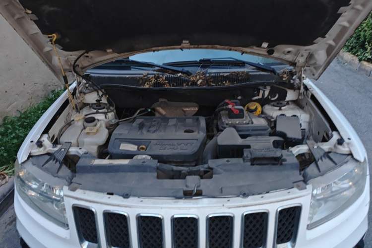 Used Jeep Compass 2012 2.4L four-wheel drive luxury version Engine Bay