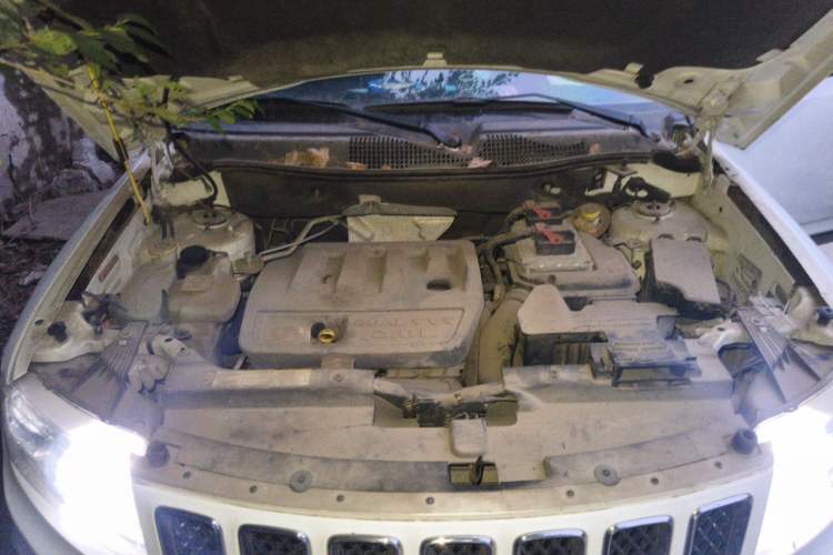 Used Jeep Compass 2012 2.0L two-wheel drive luxury version Engine Bay