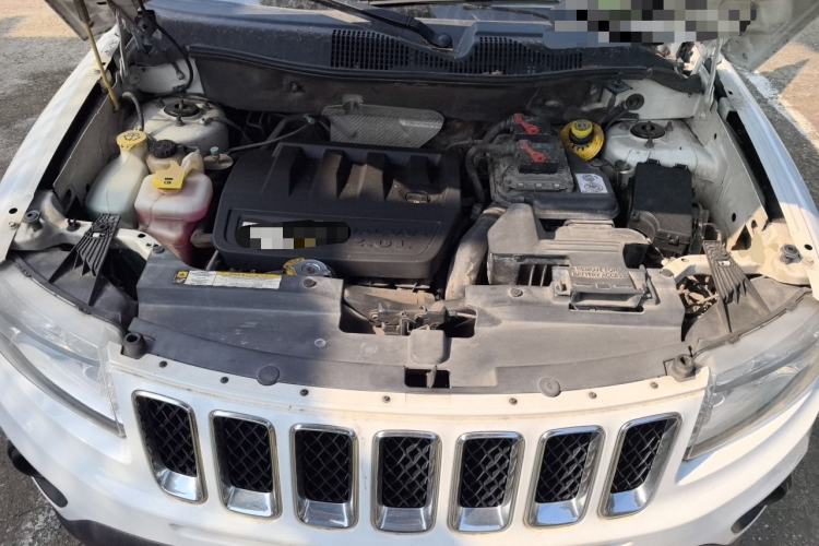 Used Jeep Compass 2012 2.0L two-wheel drive luxury version Engine Bay