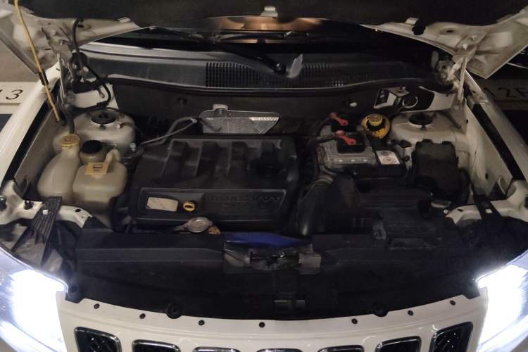 Used Jeep Compass 2012 2.0L two-wheel drive sport version Engine Bay