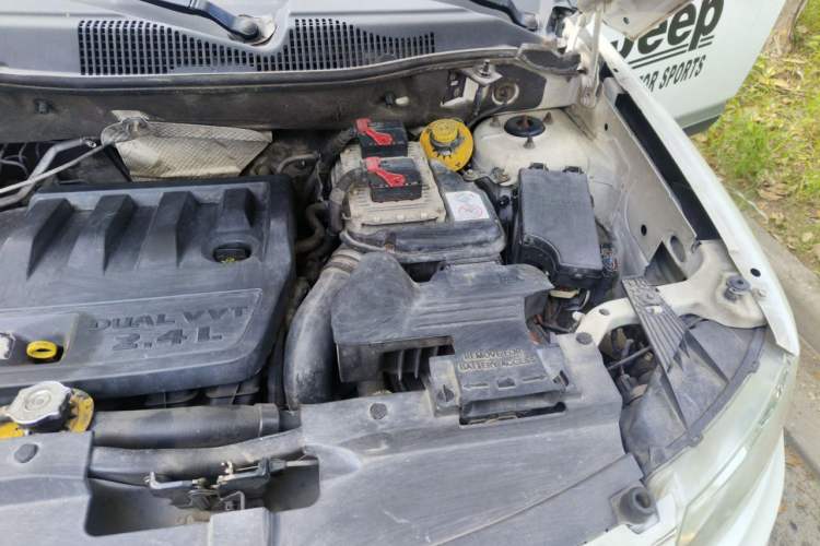 Used Jeep Compass 2012 2.4L four-wheel drive luxury navigation version Engine Bay Left