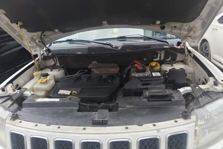 Used Jeep Compass 2012 2.0L two-wheel drive sport version Engine Bay