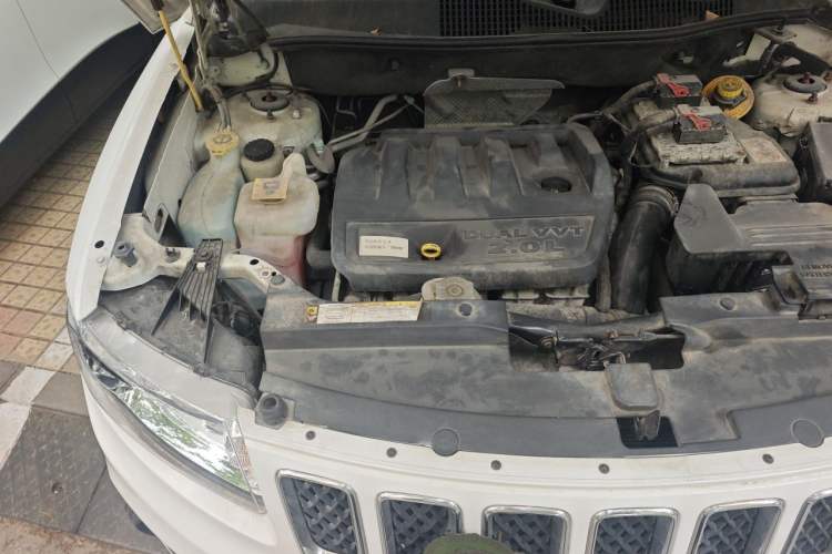 Used Jeep Compass 2012 2.0L two-wheel drive sport version Engine Bay Right