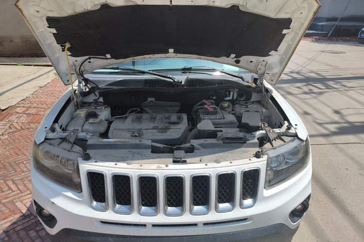Used Jeep Compass 2012 2.0L two-wheel drive sport version Engine Bay