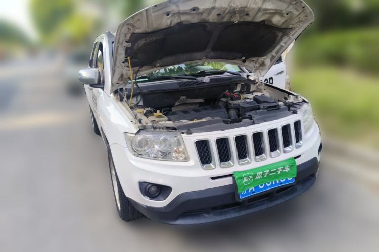 Used Jeep Compass 2012 2.4L four-wheel drive luxury navigation version Front Right 45 Deg