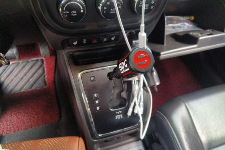 Used Jeep Compass 2012 2.4L four-wheel drive luxury navigation version Gear Lever