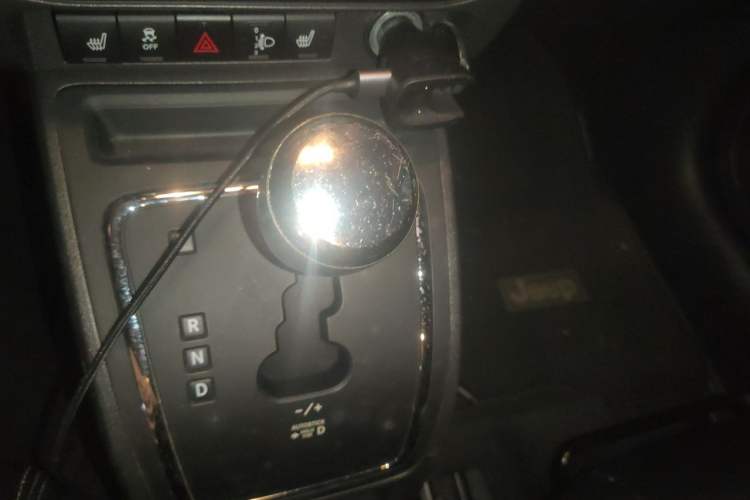 Used Jeep Compass 2012 2.4L four-wheel drive luxury version Gear Lever